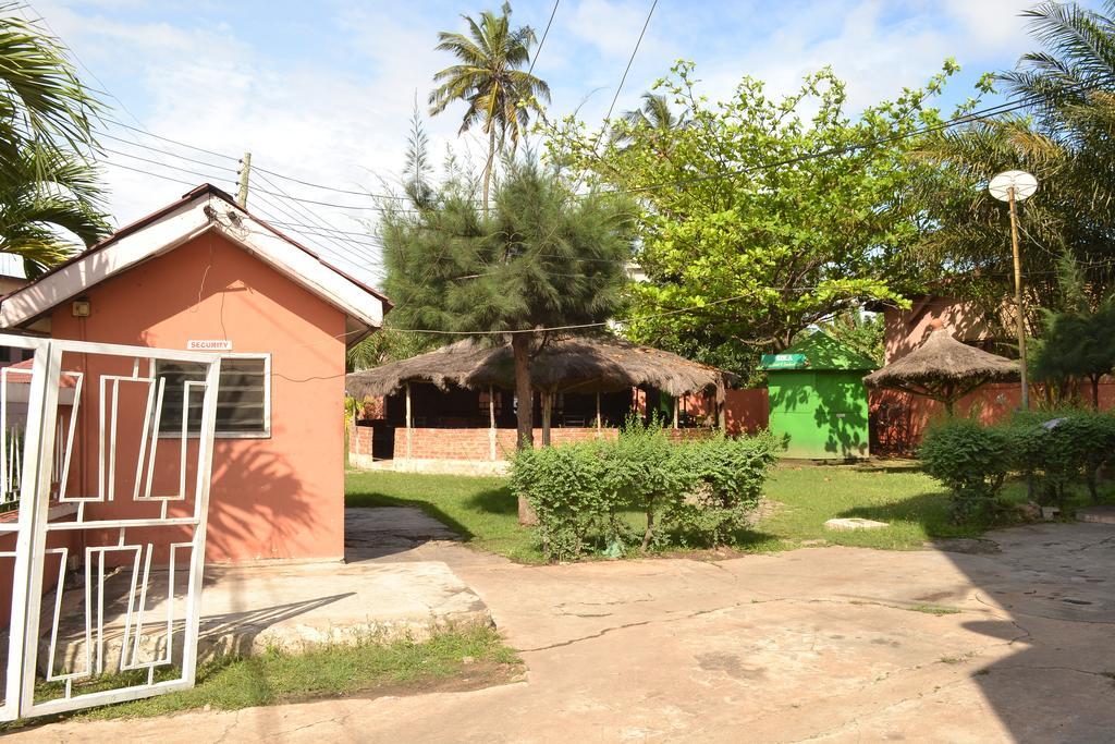 Pink Hostel Accra Extérieur photo