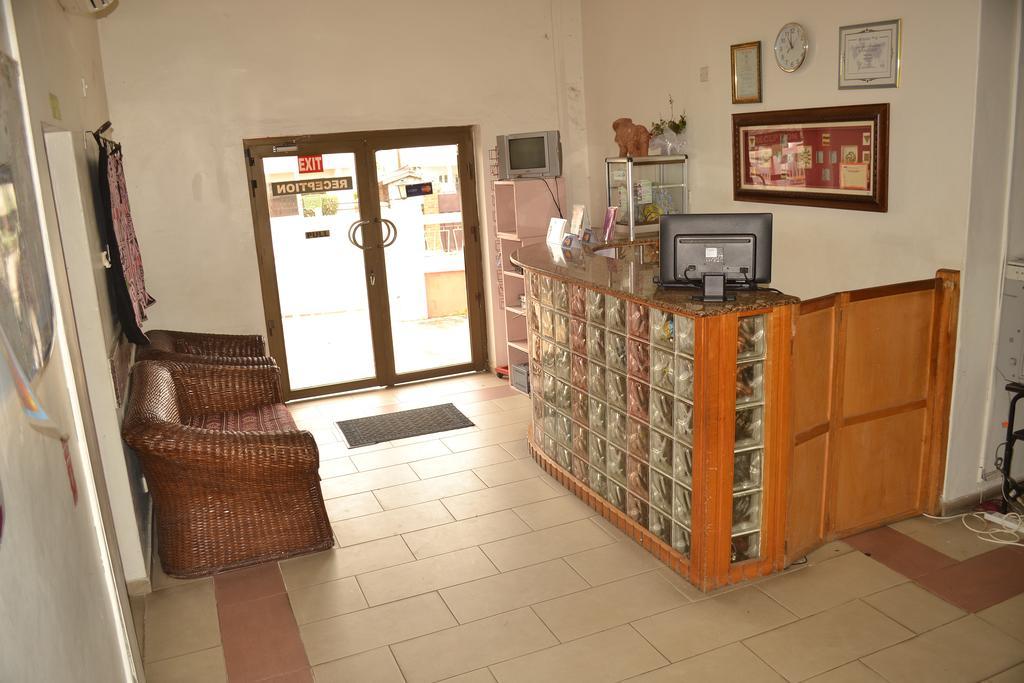 Pink Hostel Accra Extérieur photo