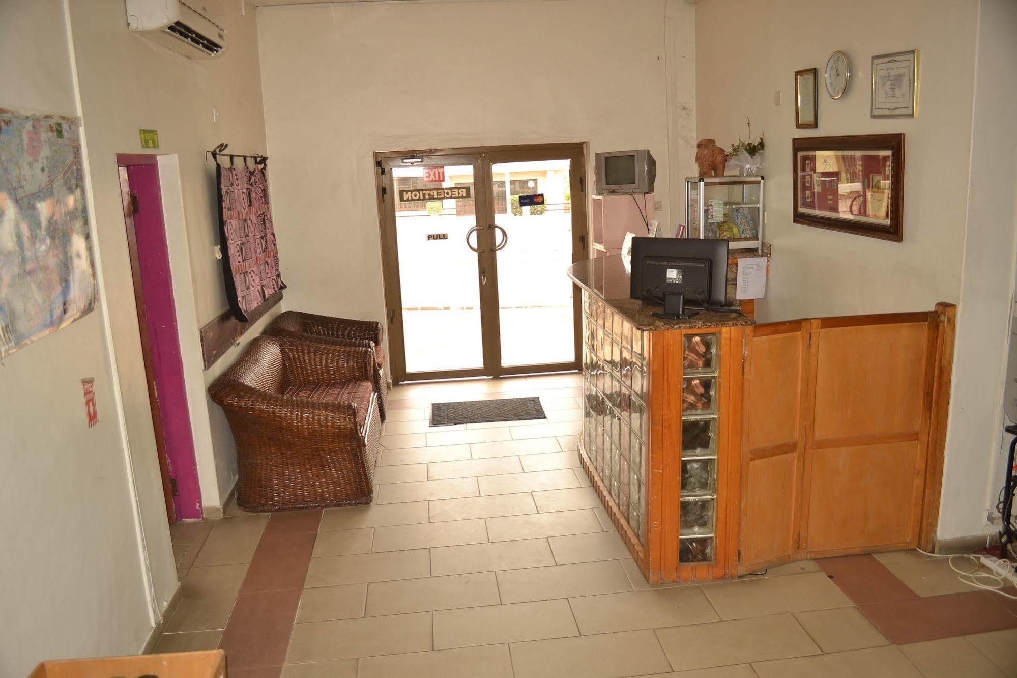 Pink Hostel Accra Extérieur photo
