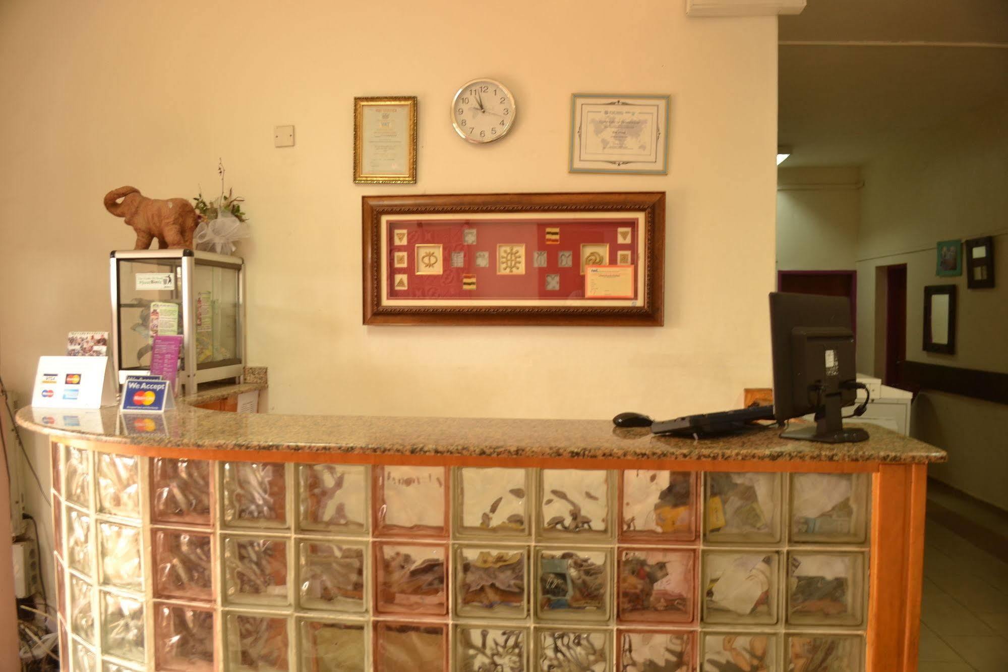 Pink Hostel Accra Extérieur photo