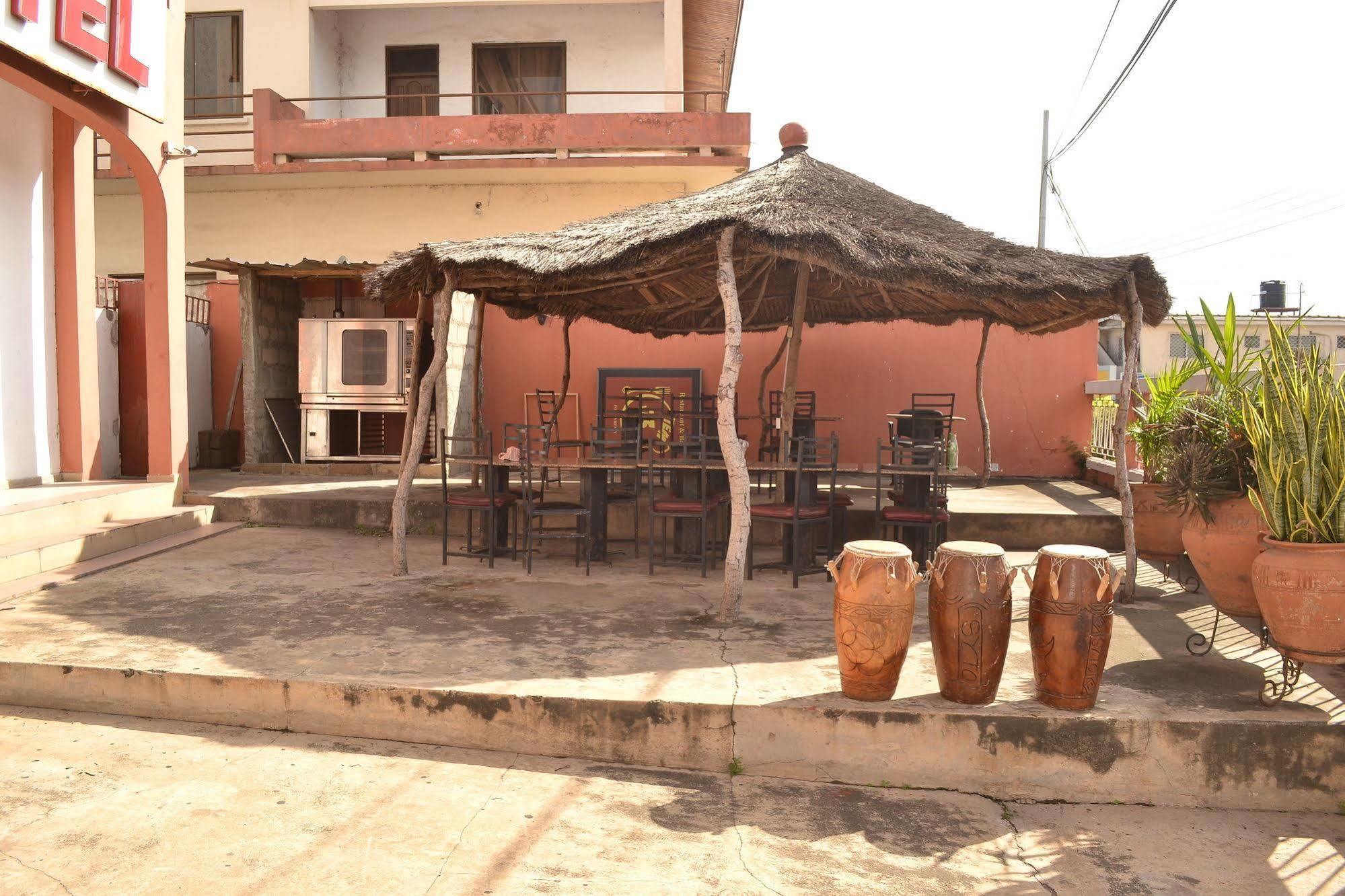 Pink Hostel Accra Extérieur photo