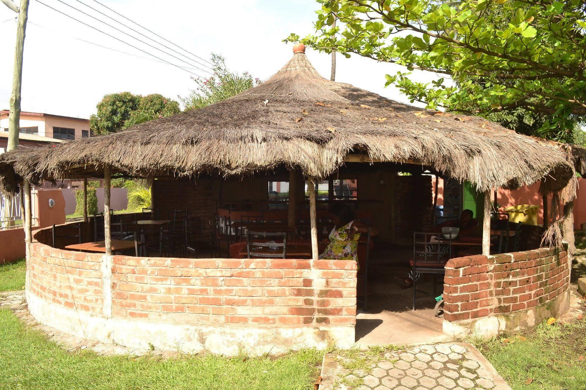 Pink Hostel Accra Extérieur photo