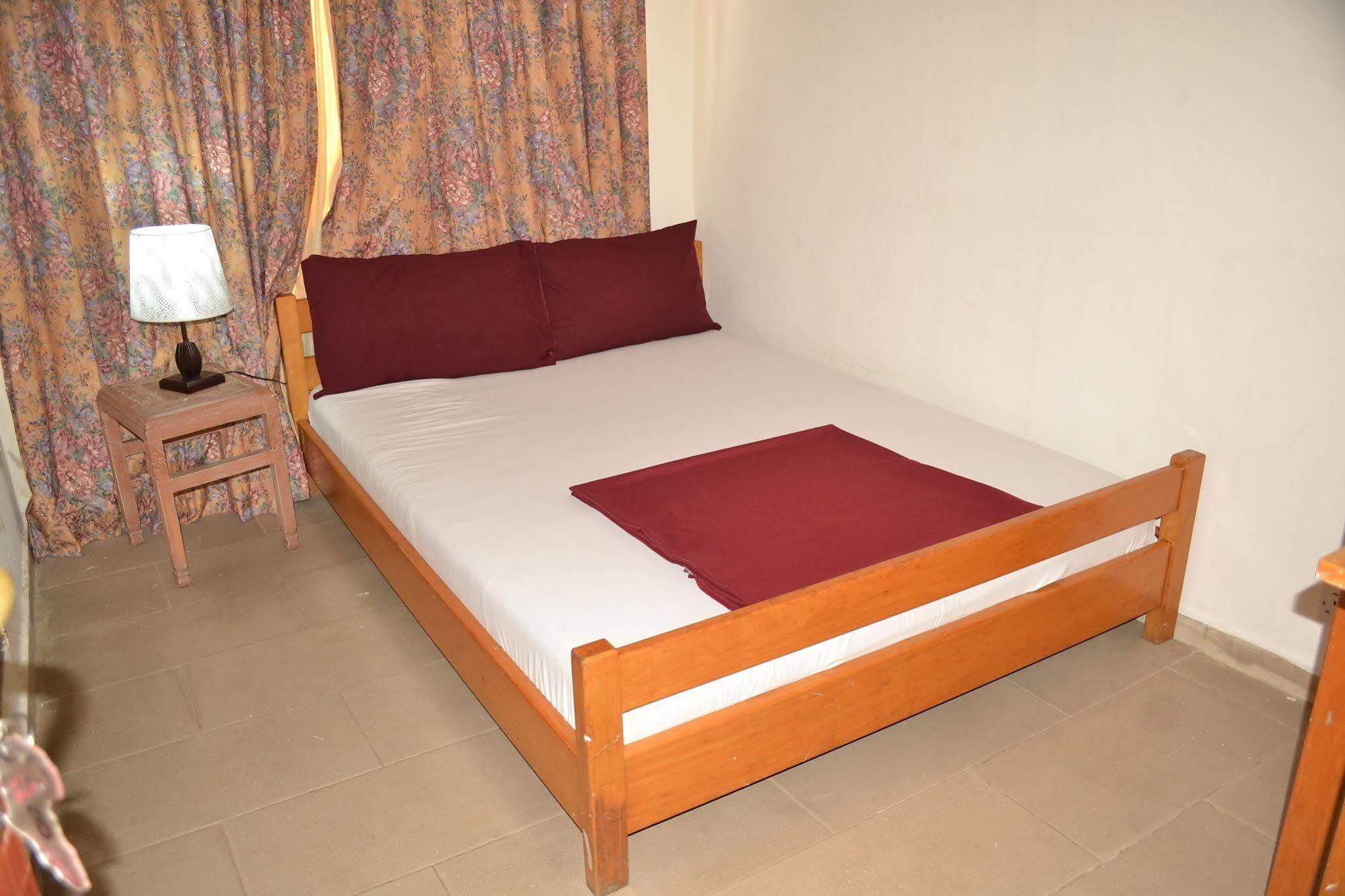 Pink Hostel Accra Extérieur photo