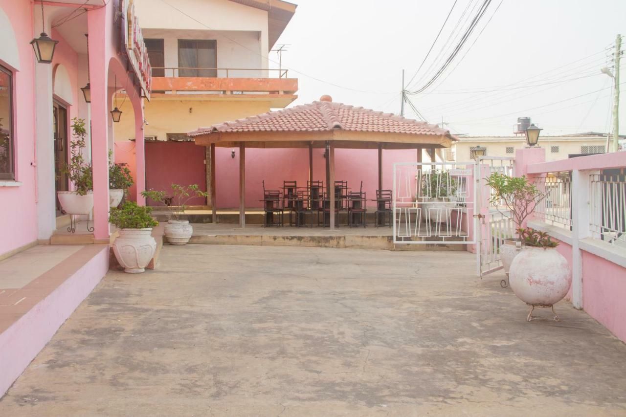 Pink Hostel Accra Extérieur photo