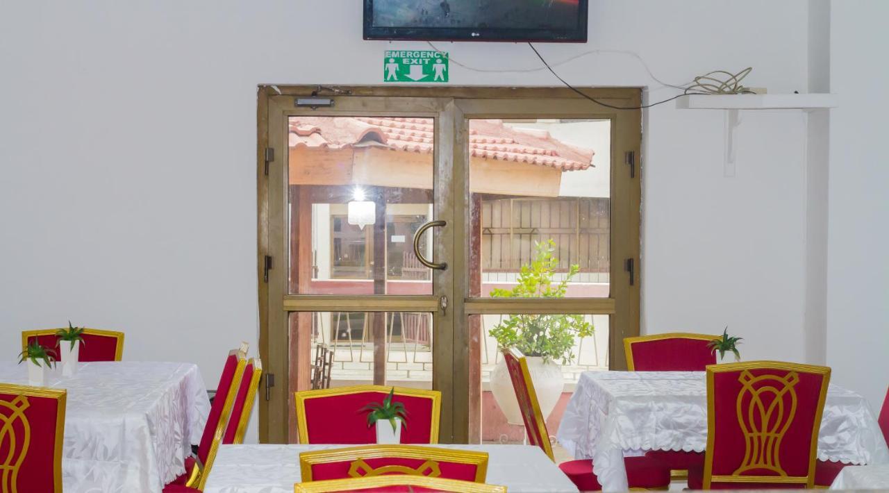 Pink Hostel Accra Extérieur photo